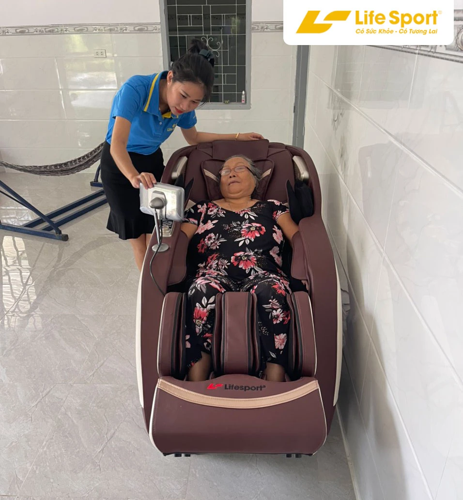 Thử ghế massage tại showroom Lâm Đồng