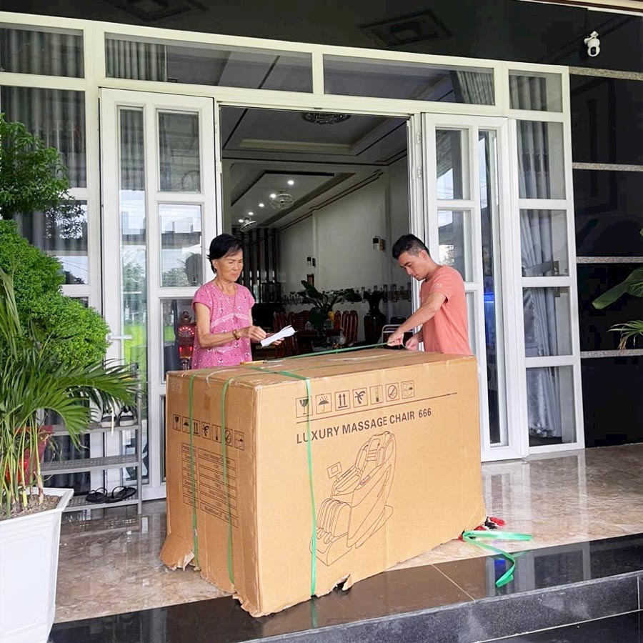 Mệ Hạnh Tại Nha Trang (Khánh Hòa) Được Con Trai Tặng Ghế Massage LS-666