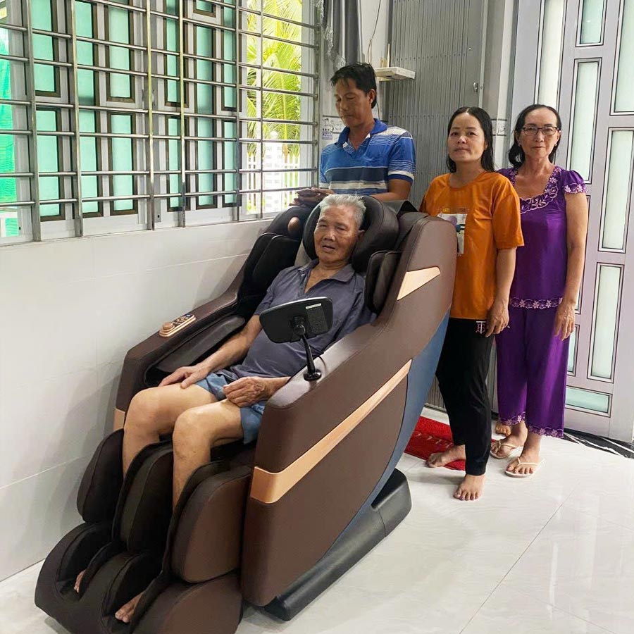 Chị Hồng Ở Quảng Trị Đã Mua Ghế Massage LS-288 Cho Bố