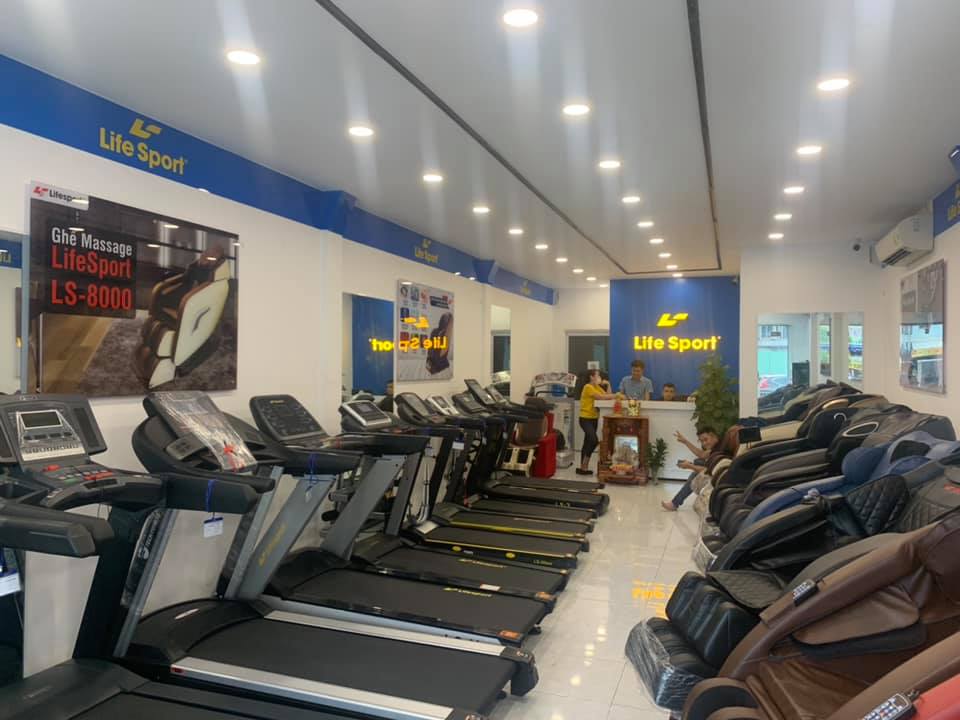 Máy chạy bộ trưng bày tại Tân Phú