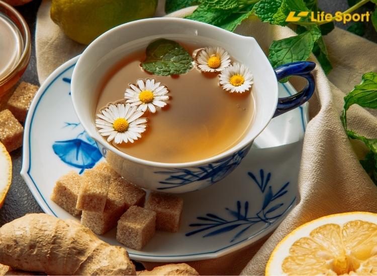  Uống trà thảo mộc