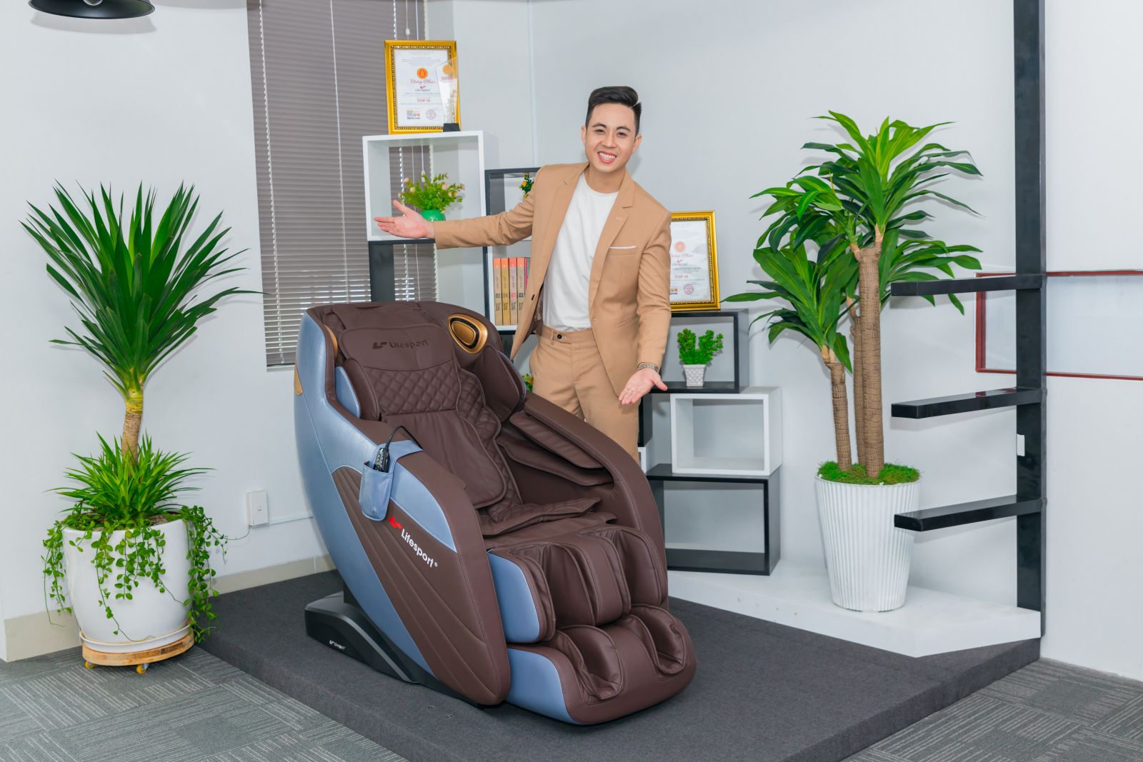 Các bài tập chữa đau lưng ngay tại nhà, kiên trì sẽ khỏi Bạn có thể chữa đau lưng bằng cách sử dụng ghế massage của thương hiệu Lifesport