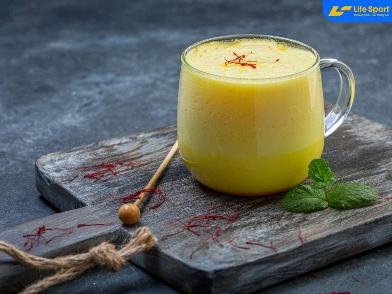 Cách Uống Nhụy Hoa Nghệ Tây Chữa Mất Ngủ Tại Nhà  Kết hợp nhụy hoa nghệ tây và sữa ấm chữa mất ngủ