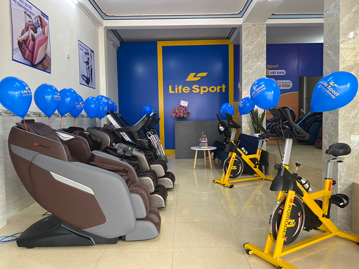 Ghế massage và xe đạp tập tại Life Sport Đắk Nông