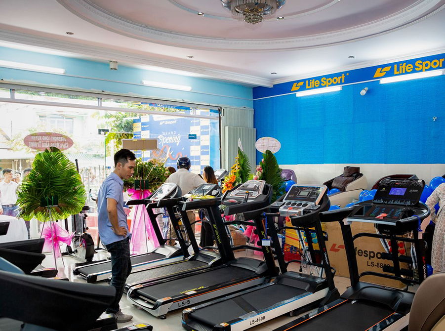 Máy chạy bộ trưng bày tại Lifesport Tân Phú