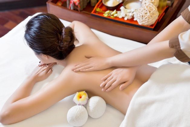 cach-massage-lung-cho-nguoi-thoat-vi-dia-dem