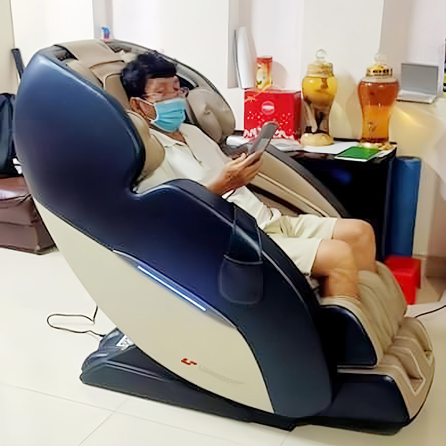 khách hàng đang sử dụng ghế massage Lifesport LS-2200