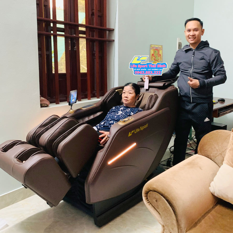 Giao ghế massage LS-369 cho cô Châu thư giãn tại nhà