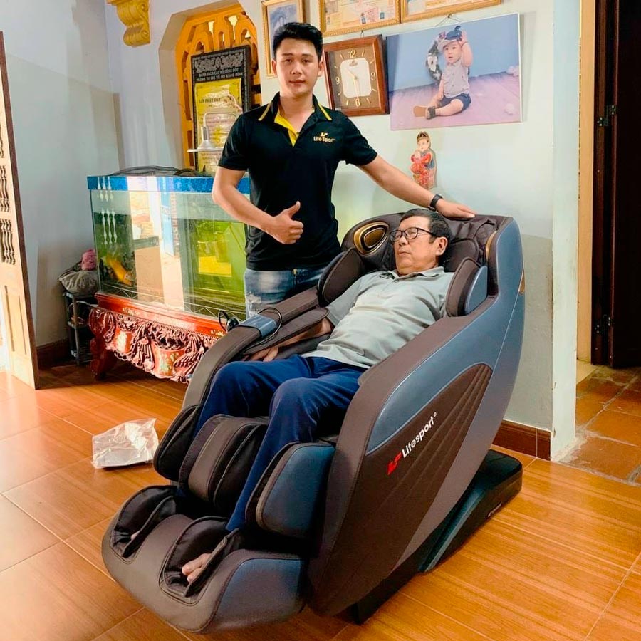 Anh Hiếu ở Bắc Ninh mua ghế massage LS-2900 tặng bố