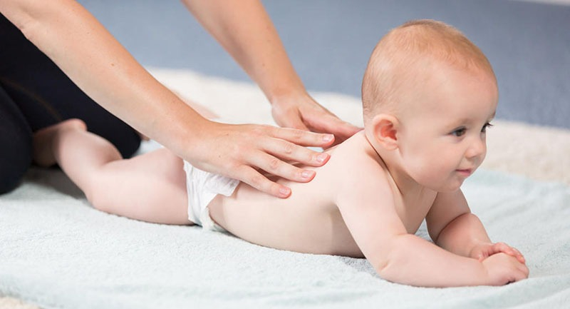 cách massage cho bé hết biếng ăn